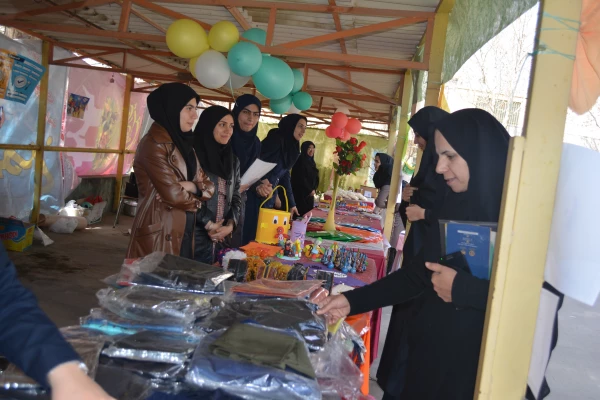 برپایی بازارچه خیریه در پردیس فاطمه زهرا سلام الله علیها