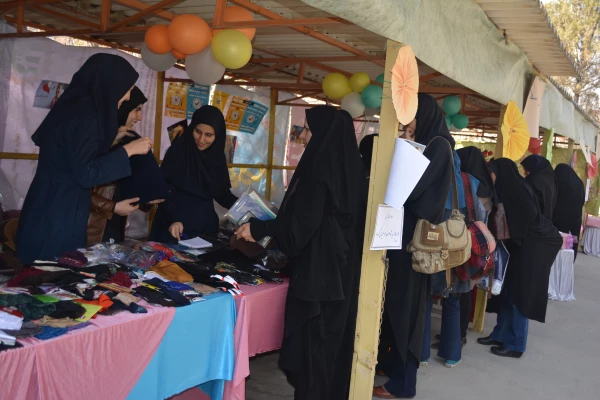 برپایی بازارچه خیریه در پردیس فاطمه زهرا سلام الله علیها