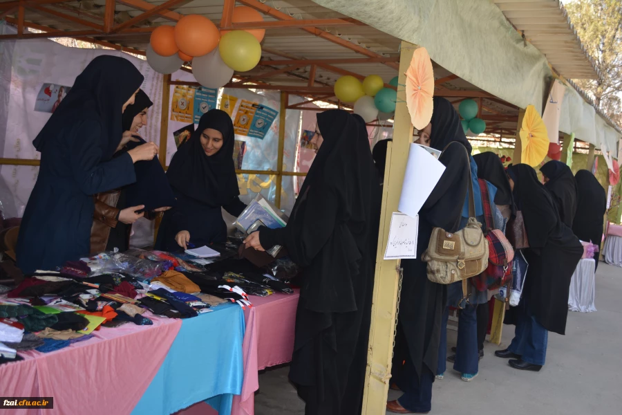 برپایی بازارچه خیریه در پردیس فاطمه زهرا سلام الله علیها