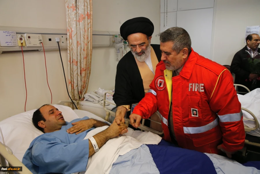 عیادت نماینده رهبر انقلاب از آتشنشانان مصدوم حادثه ساختمان پلاسکو