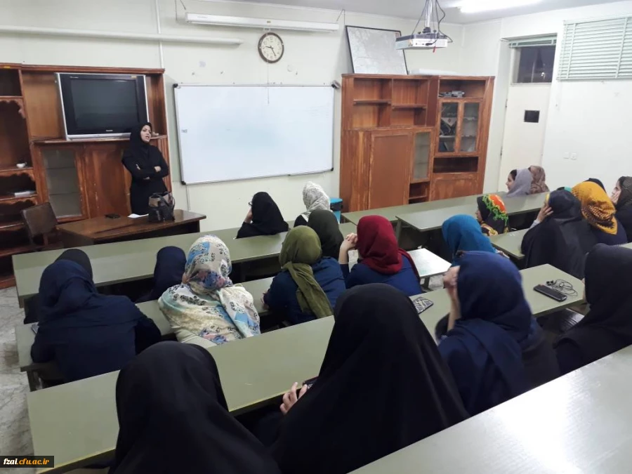 نشست تخصصی بهداشت زنان و دختران در خوابگاه پردیس فاطمه الزهرا(س) اصفهان