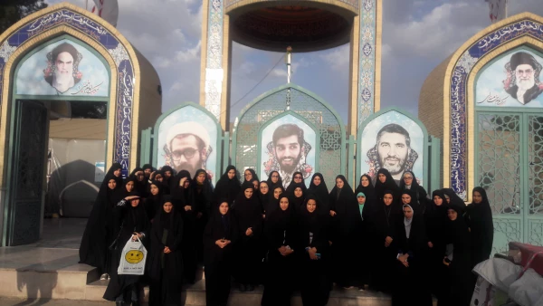 زیارت مزار شهید حججی توسط جمعی از دانشجو  معلمان پردیس فاطمه الزهرا(س) اصفهان