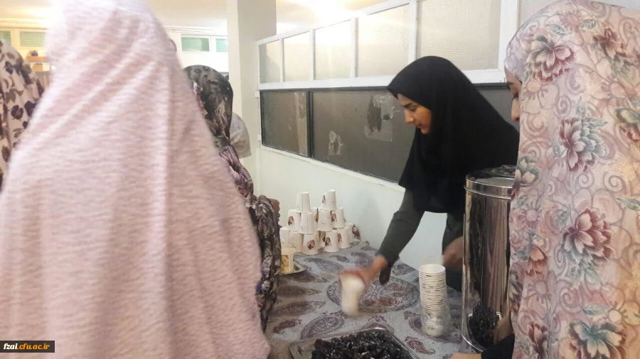 برگزاری مراسم نماز جماعت و افطاری در خوابگاه پردیس فاطمه زهرا(س). اصفهان همزمان با حلول ماه مبارک رمضان.