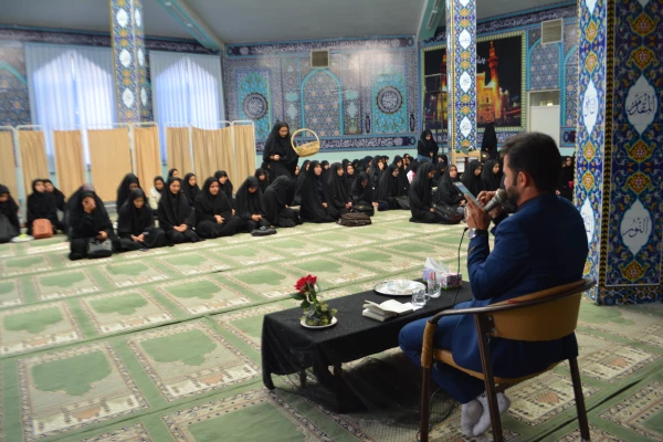 هم زمان با اربعین حسینی مراسم پرفیض زیارت عاشورا ومرثیه سرایی درپردیس فاطمه زهرا (س)  برگزار گردید.