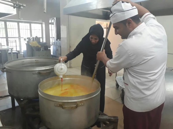 پخت و توزیع شله زرد نذری به مناسبت نهم ربیع الاول سالروز آغاز ولایت و امامت حضرت مهدی(عج)