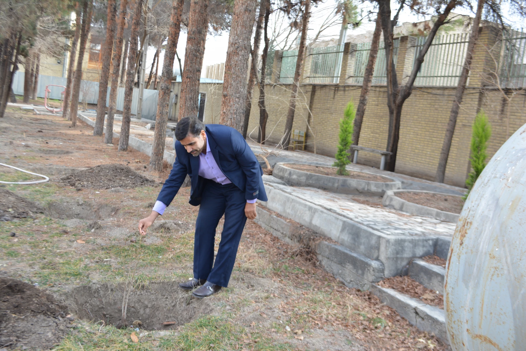 کاشت 130 اصله درخت آلبالو در پردیس فاطمه زهرا (س) اصفهان