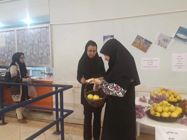 توزیع سیب به عنوان نماد سلامتی به مناسبت روز سلامت در پردیس فاطمه زهرا(س)