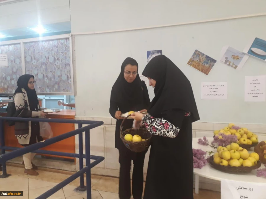 توزیع سیب به عنوان نماد سلامتی به مناسبت روز سلامت در پردیس فاطمه زهرا(س)