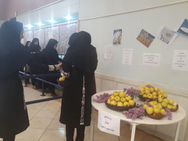 توزیع سیب به عنوان نماد سلامتی به مناسبت روز سلامت در پردیس فاطمه زهرا(س)