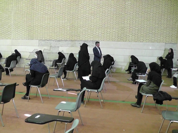 سرپرست مدیریت امور پردیس های استان اصفهان  از روند برگزاری امتحانات پایان ترم بازدید کرد.