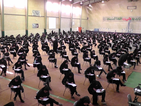 سرپرست مدیریت امور پردیس های استان اصفهان  از روند برگزاری امتحانات پایان ترم بازدید کرد.