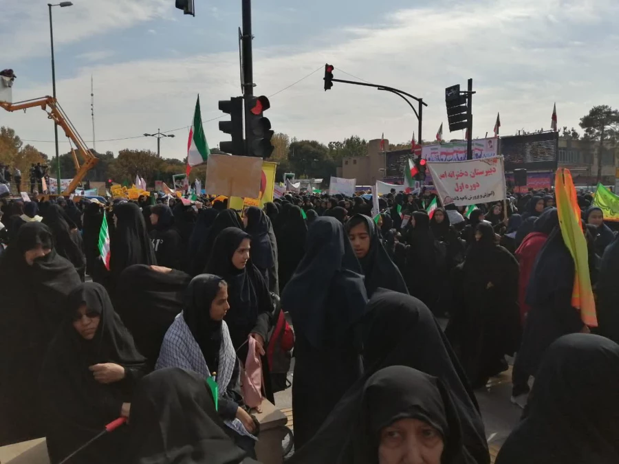 حضور  دانشجویان پردیس فاطمه زهرا (س)  در راهپیمایی 13 آبان