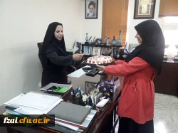 توزیع شکلات و شیرینی در پردیس فاطمه زهرا (س) به مناسبت میلاد حضرت زهرا (س)