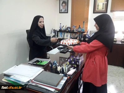 توزیع شکلات و شیرینی در پردیس فاطمه زهرا (س) به مناسبت میلاد حضرت زهرا (س)