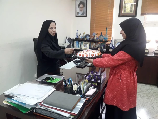 توزیع شکلات و شیرینی در پردیس فاطمه زهرا (س) به مناسبت میلاد حضرت زهرا (س)