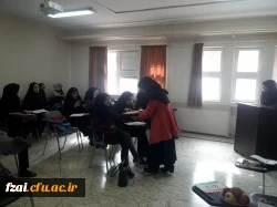 توزیع شکلات و شیرینی در پردیس فاطمه زهرا (س) به مناسبت میلاد حضرت زهرا (س)