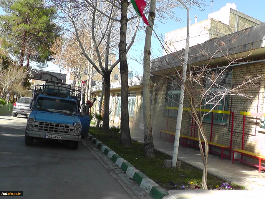 عملیات ضدعفونی کردن حیاط پردیس فاطمه زهرا (س) توسط شهرداری منطقه 7بر ضد ویروس کرونا