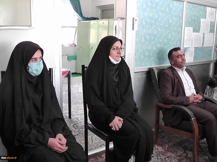 نشست صمیمی سرپرست  محترم به همراه رییس نهاد مقام معظم رهبری ،معاونت محترم توسعه منابع و امور دانشجویی و کارشناس مسئول نظارت و ارزیابی و امور حقوقی دانشگاه فرهنگیان استان اصفهان با کارکنان پردیس فاطمه زهرا(س)