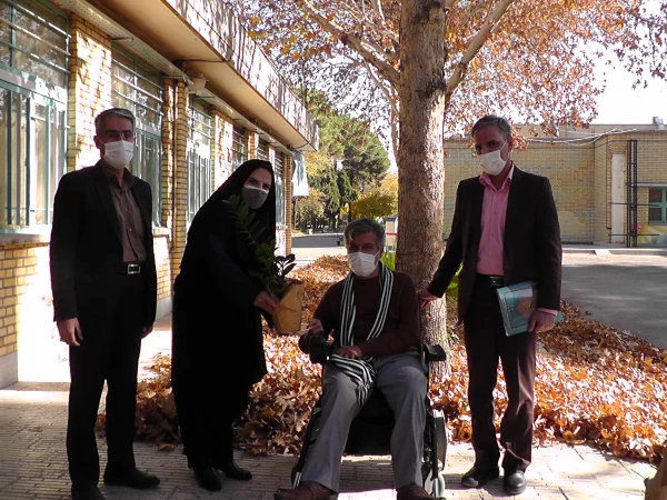 دکتر آقاحسینی سرپرست مدیریت امورپردیس های استان اصفهان به مناسبت روز جهانی معلولین  از آقای پهلوانی نژاد تقدیر کرد.