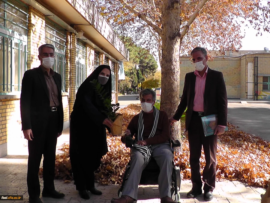 دکتر آقاحسینی سرپرست مدیریت امورپردیس های استان اصفهان به مناسبت روز جهانی معلولین  از آقای پهلوانی نژاد تقدیر کرد.