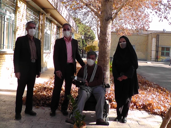 دکتر آقاحسینی سرپرست مدیریت امورپردیس های استان اصفهان به مناسبت روز جهانی معلولین  از آقای پهلوانی نژاد تقدیر کرد.