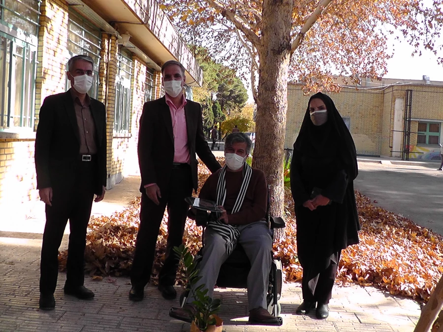 دکتر آقاحسینی سرپرست مدیریت امورپردیس های استان اصفهان به مناسبت روز جهانی معلولین  از آقای پهلوانی نژاد تقدیر کرد.