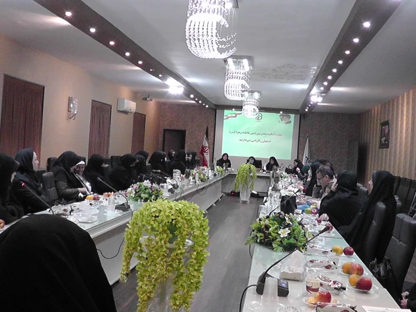 نشست صمیمی ریاست ، مدیران گروه و معاون آموزشی پردیس فاطمه زهرا (س) اصفهان بااساتید ارجمند