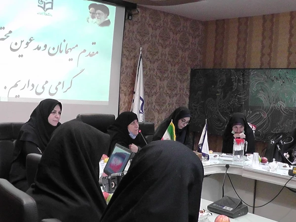 نشست صمیمی ریاست ، مدیران گروه و معاون آموزشی پردیس فاطمه زهرا (س) اصفهان بااساتید ارجمند