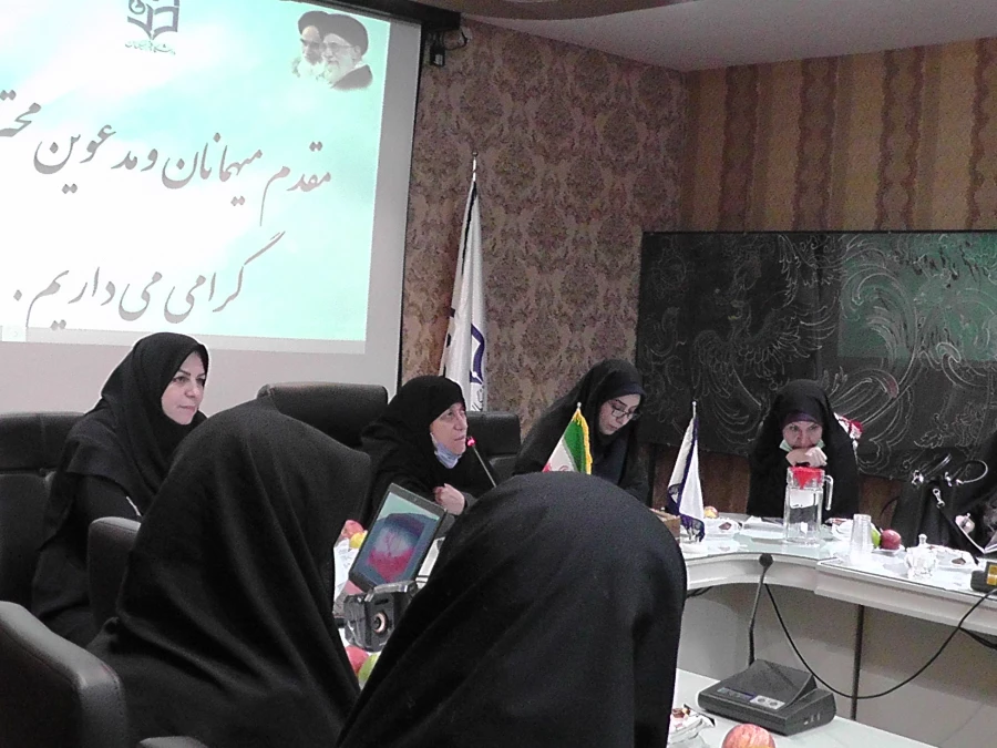 نشست صمیمی ریاست ، مدیران گروه و معاون آموزشی پردیس فاطمه زهرا (س) اصفهان بااساتید ارجمند