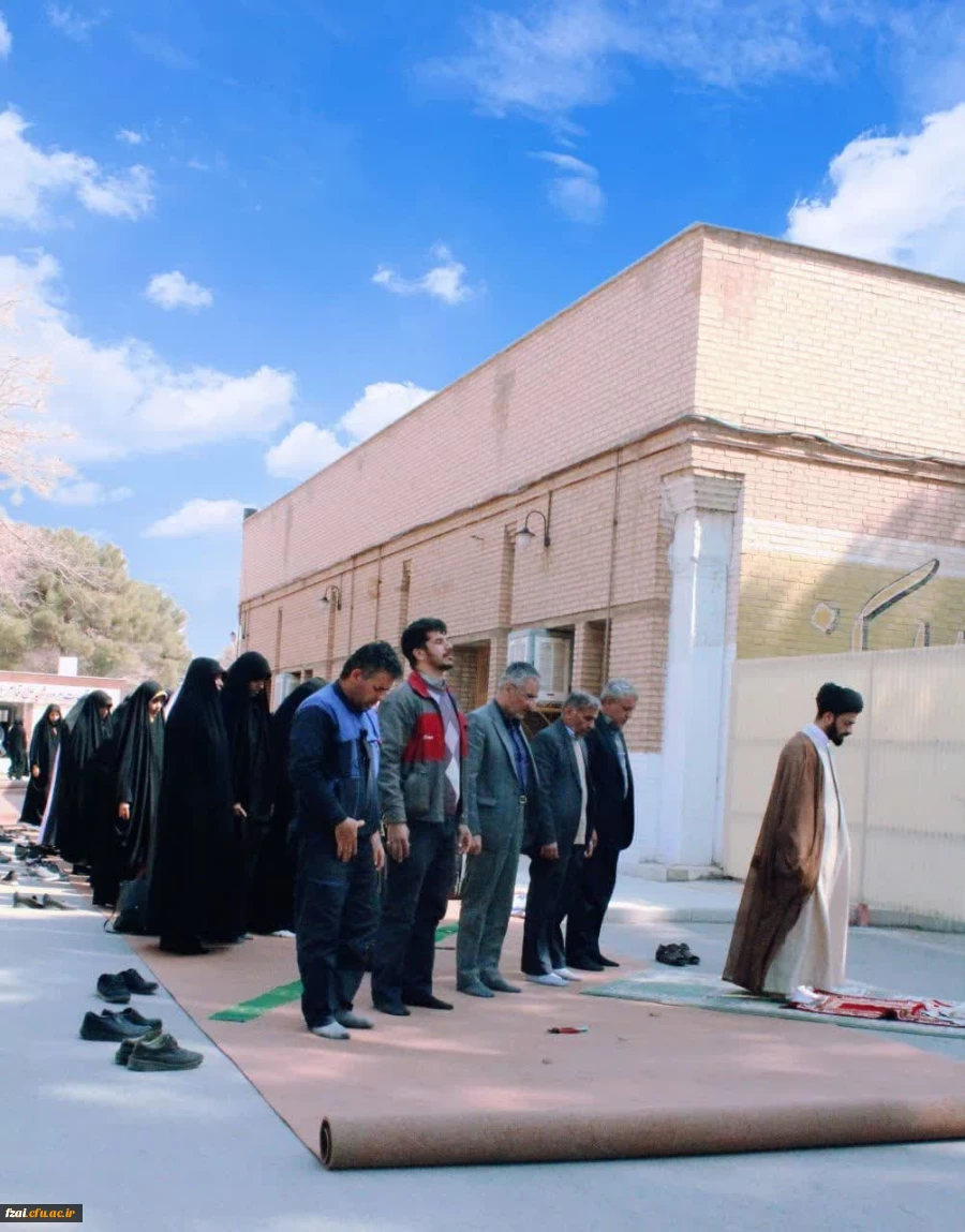 برگزاری نماز ظهر و عصر در محوطه آزاد دانشگاه فرهنگیان پردیس فاطمه زهرا (س) اصفهان