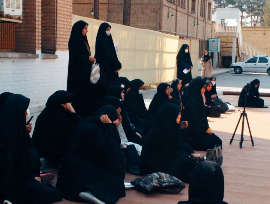 برگزاری نماز ظهر و عصر در محوطه آزاد دانشگاه فرهنگیان پردیس فاطمه زهرا (س) اصفهان