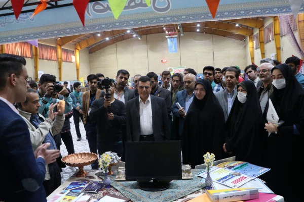 برگزاری نمایشگاه فعالیت های تشکل های دانشجویی دانشگاه فرهنگیان در اصفهان