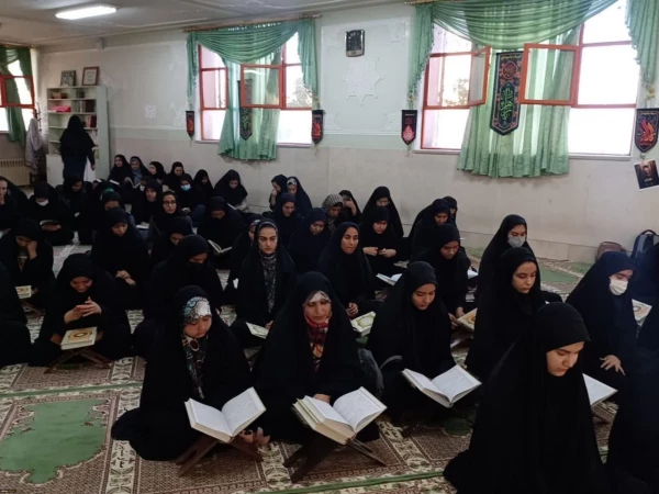 برگزاری محفل قرآنی همراه با ضیافت افطار رمضان در واحد آموزشی کوی امام(ره)