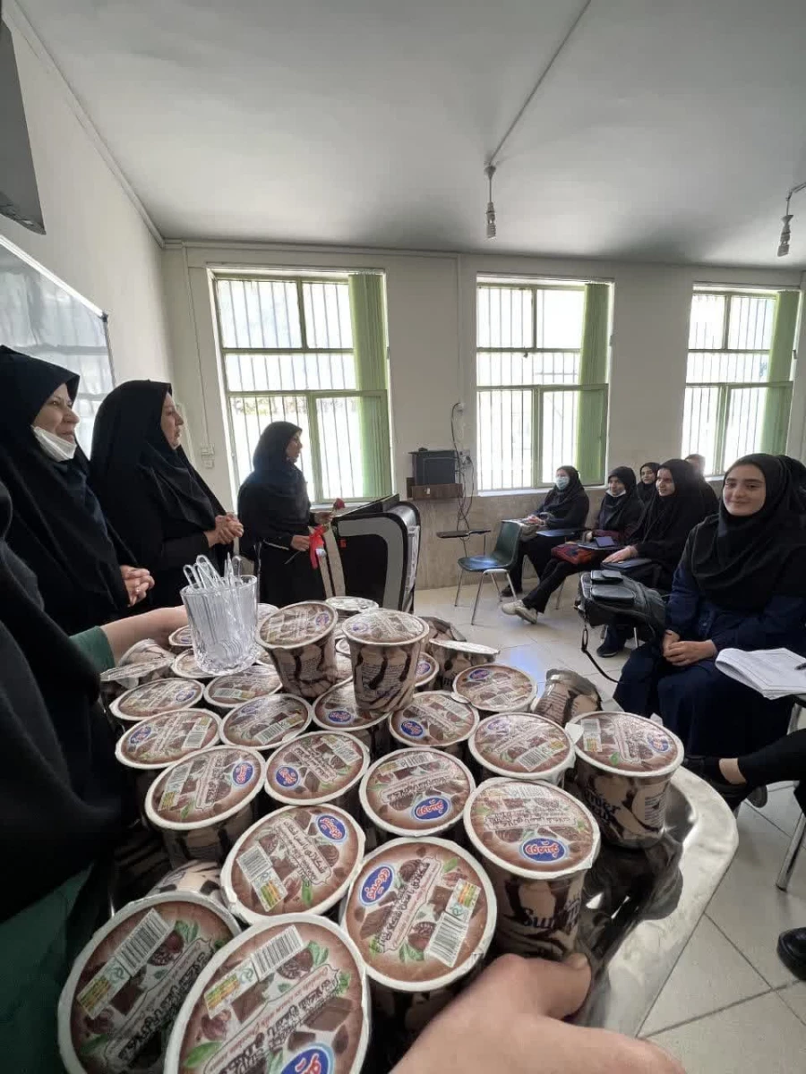 تقدیر از اساتید همزمان با بزرگداشت روز معلم وشهادت استاد مطهری واحد کوی امام (ره)