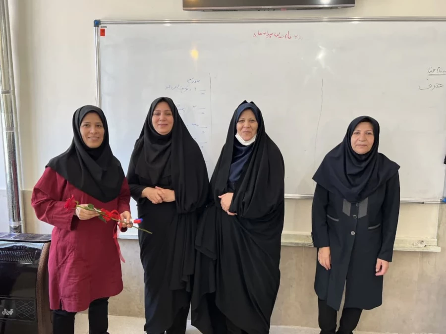 تقدیر از اساتید همزمان با بزرگداشت روز معلم وشهادت استاد مطهری واحد کوی امام (ره)