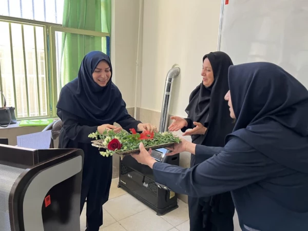 تقدیر از اساتید همزمان با بزرگداشت روز معلم وشهادت استاد مطهری واحد کوی امام (ره)