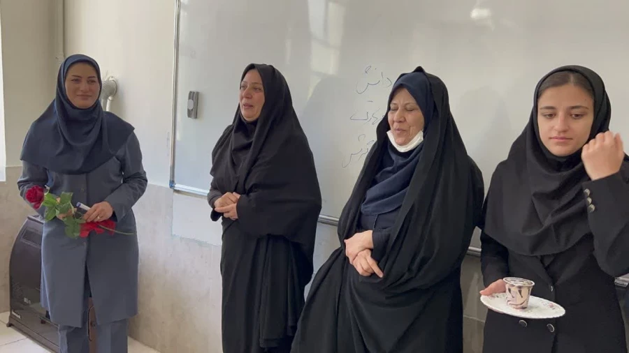 تقدیر از اساتید همزمان با بزرگداشت روز معلم وشهادت استاد مطهری واحد کوی امام (ره)