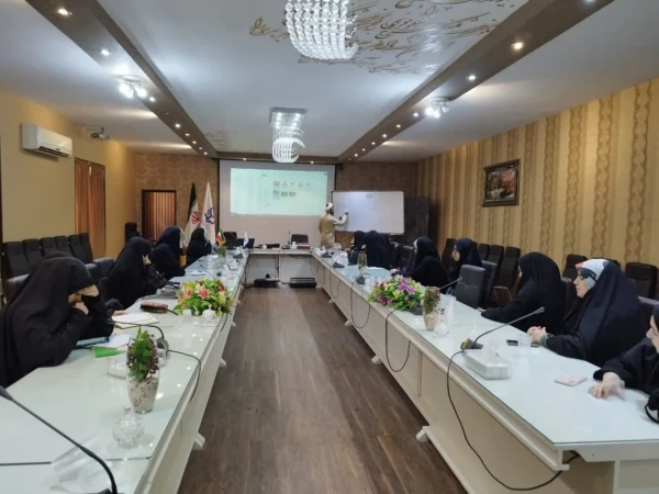 دوره آموزشی تربیتی معراج با رویکرد معارف نماز در پردیس فاطمه زهرا (س) اصفهان