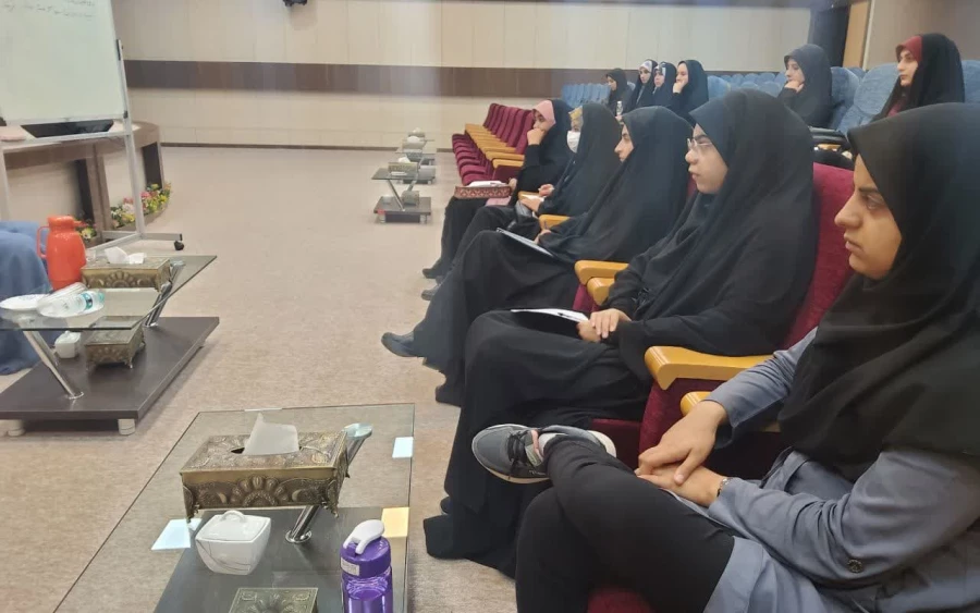 دوره آموزشی تربیتی معراج با رویکرد معارف نماز در پردیس فاطمه زهرا (س) اصفهان