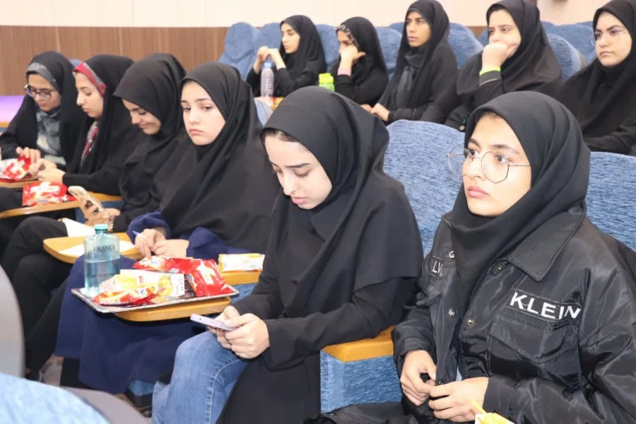 جلسه پرسش و پاسخ با رییس، معاون هماهنگی،مسئول امور دانشجوئی و مالی مدیریت پردیس های استان، نماینده محترم دفتر مقام معظم رهبری،روسا ومعاونین پردیس ،مدیران گروه ،مسئول حراست  در سالن شهید سلیمانی پردیس فاطمه زهرا (س) 