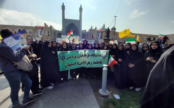 حضور دانشجو معلمان دانشگاه فرهنگیان پردیس فاطمه زهرا (س)  اصفهان در راهپیمایی ۱۳آبان ماه۱۴۰۲ در شهر گنبدهای فیروزه ای، شهر شهیدان