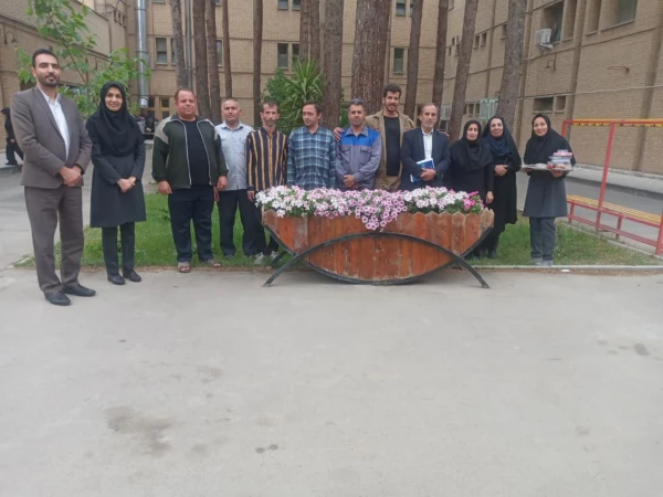به مناسبت روز کارگر از زحمتکشان پردیس فاطمه زهرا (س) اصفهان تقدیر شد
