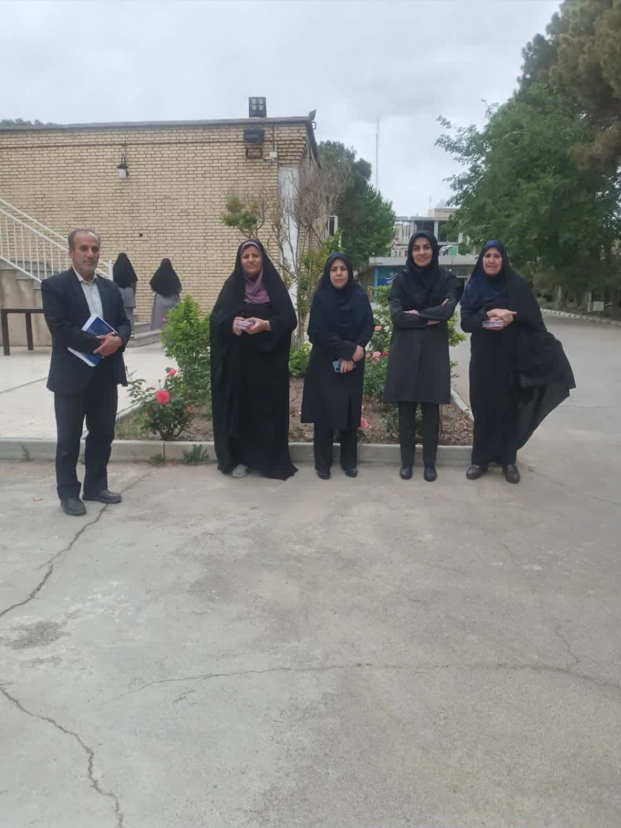 به مناسبت روز کارگر از زحمتکشان پردیس فاطمه زهرا (س) اصفهان تقدیر شد