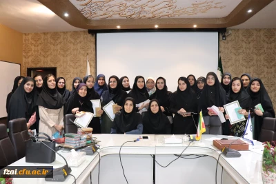 تقدیر از نمایندگان آموزشی

 نشست صمیمانه دکتر اکرمی رییس پردیس فاطمه زهرا (س)  با نمایندگان آموزشی پردیس فاطمه زهرا (س) به مناسبت دهه سرآمدی آموزش وگرامیداشت مقام معلم 