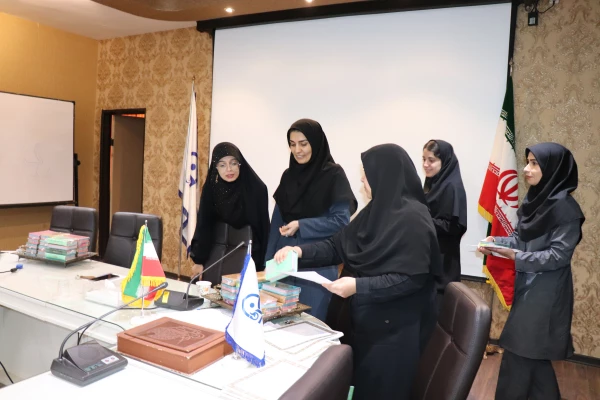 نشست صمیمانه دکتر اکرمی رییس پردیس فاطمه زهرا (س)  با نمایندگان آموزشی پردیس فاطمه زهرا (س) به مناسبت دهه سرآمدی آموزش وگرامیداشت مقام معلم 