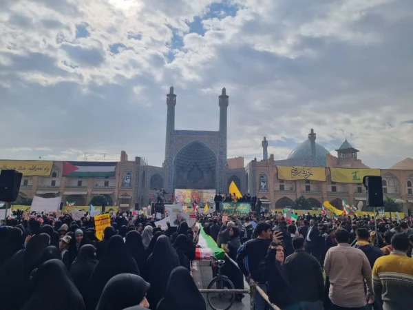 حضور پرشور، دشمن شکن و اقتدارآفرین دانشجومعلمان پردیس فاطمه الزهرا(س)  در خروش انقلابی و فریاد استکبار ستیزی مردم اصفهان در راهپیمایی یوم الله ١٣آبان