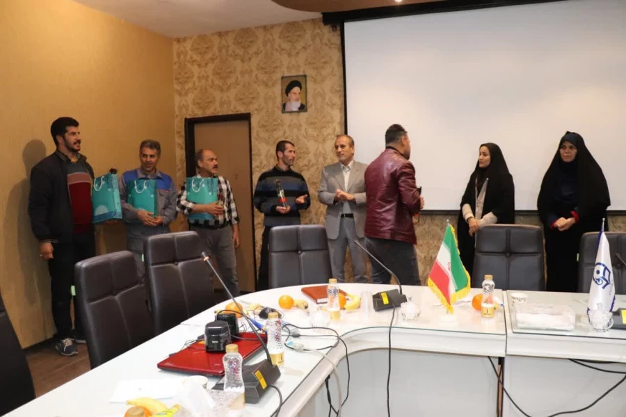 گرامیداشت سالروز ولادت با سعادت حضرت علی (ع) و اهدا لوح تبریک به کارکنان