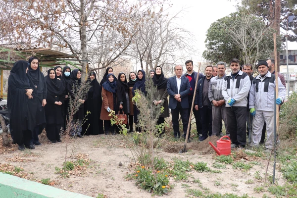 آیین کاشت نهال به مناسبت هفته درختکاری در پردیس فاطمه زهرا س برگزار شد