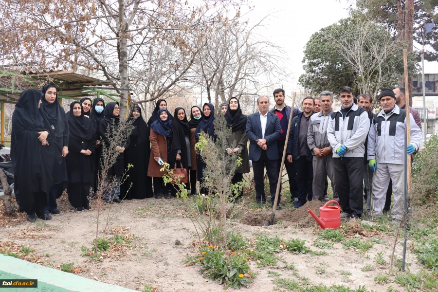 آیین کاشت نهال به مناسبت هفته درختکاری در پردیس فاطمه زهرا س برگزار شد