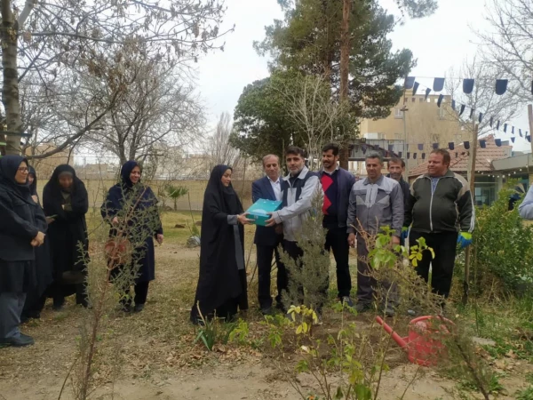 آیین کاشت نهال به مناسبت هفته درختکاری در پردیس فاطمه زهرا س برگزار شد